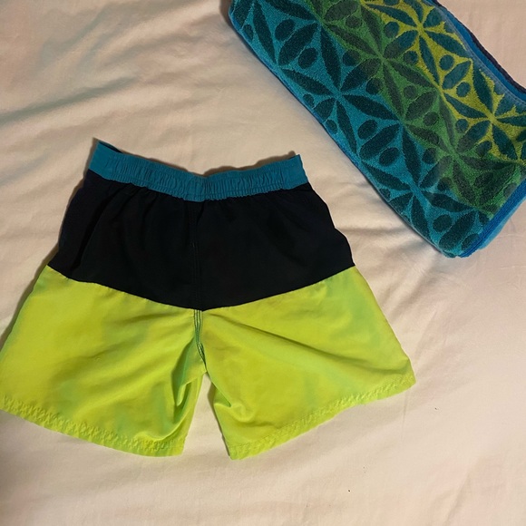Bundle of H&M and Old Navy Swim shorts- Boys 6-8 - Picture 3 of 6